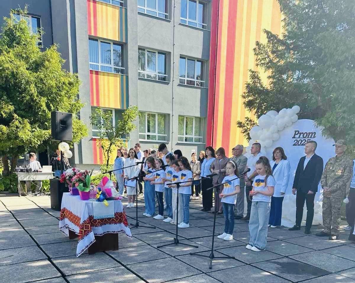 Свято Останнього дзвоника у СЗШ№3 1 502144714 1240516857864844 6118930459413569181 n
